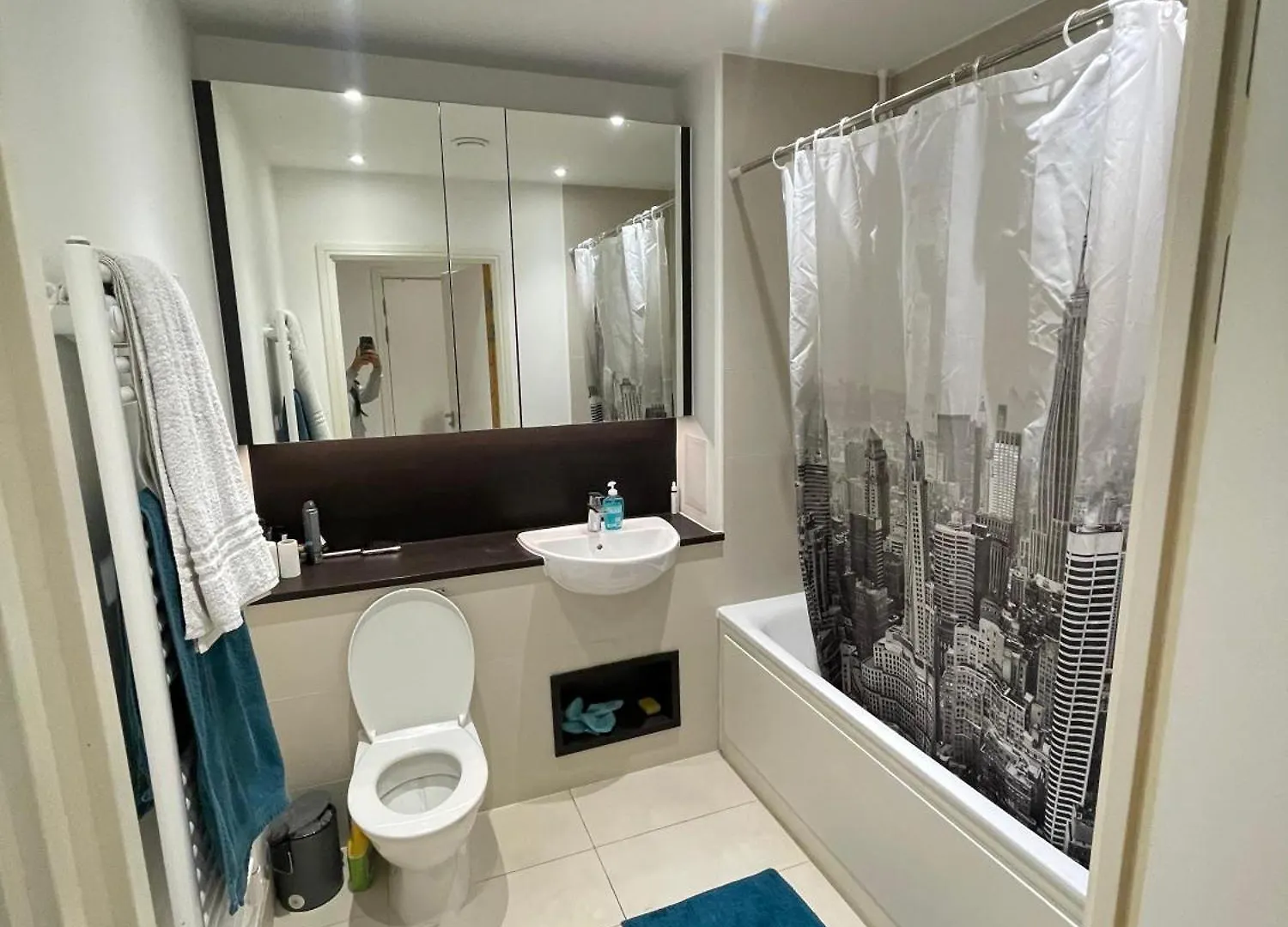 Room In Royal Docks London 0*,