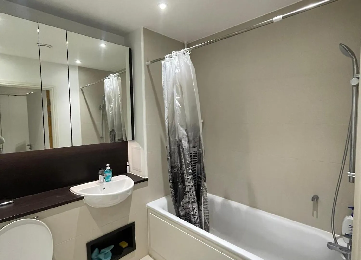 Room In Royal Docks London